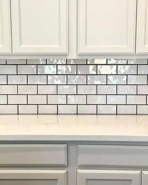 White Tiles Black Grout, White Subway Tiles Kitchen Backsplash, White Subway Tile Kitchen, Dark Grout, Black Tile Bathrooms, Wood Countertops Kitchen, Subway Tile Backsplash Kitchen, Niche Ideas, Black Backsplash