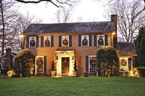 Winter Curb Appeal, Best Outdoor Christmas Decorations, Winter Window Boxes, Window Wreath, Christmas Window Decorations, Colonial Christmas, Christmas Lighting, Christmas Window, Colonial House