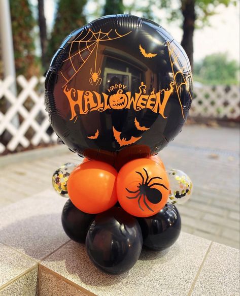 Halloween Balloon Centerpiece Ideas, Halloween Balloon Centerpieces, Globos Halloween, Backyard Halloween Party, Halloween Ideias, Halloween Balloons Decorations, Halloween Party Backdrop, Balloon Table Centerpieces, Balloon Business