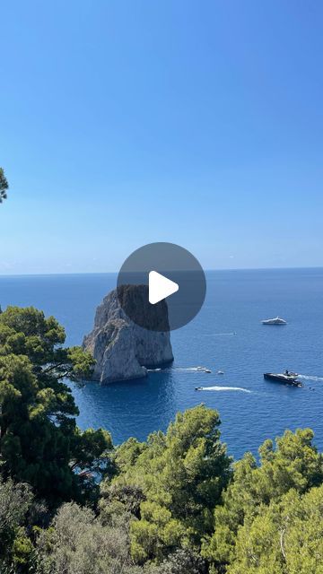 Cami on Instagram: "📍Capri - Italia 🇮🇹 Es uno de los destinos más bonitos del sur de Italia🫢 Algunos #tips si buscas conocer esta hermosa isla con pocas lucas 💸 Alojar en Capri es realmente caro , lo recomendable es conocer la isla durante el día. Como llegar a Capri ? Puedes llegar desde Nápoles, Sorrento, Positano o Amalfy, nosotros tomamos un barco desde Amalfy. Zarpamos a eso de las 8:00 am y el viaje es realmente espectacular, recorres la costa amalfitana por mar, pudiendo observar lo hermoso de positano, increíble 😍. Te dejo algunos imperdibles de Capri si visitas esta bella isla ❤️ 1. Centro histórico 2. Los Faranglioli: símbolo iconico de Capri, famosos en todo el mundo. 3. Arco Natural: un arco de piedra que merece la pena visitar, mide aproximadamente 18 metros de alto 😱 4 Capri Italia, Sorrento, Incredible Places, Positano, Capri, The Incredibles, Travel, Instagram