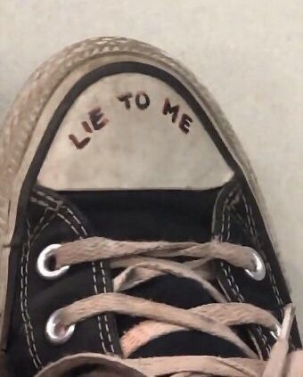 Vans Writing On Shoes, Converse Writing On Shoes, Converse Writing, Writing On Shoes, Drawing On Shoes, Converse Drawing, Doodle Shoes, Sharpie Shoes, Converse Design