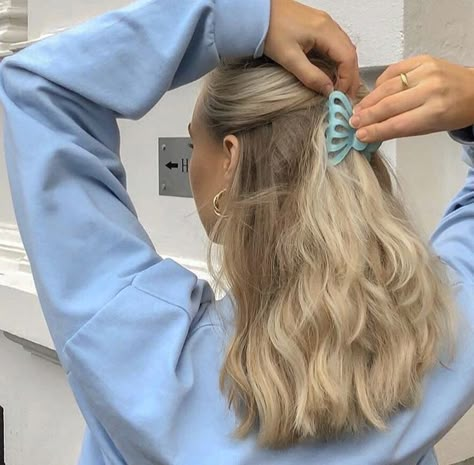 Blonde Hair With Blue, 1989 Aesthetic, Beauty Hairstyles, Love Style, Cute Style, Music Wallpapers, Travel Music, Save For Later, Blue Aesthetic