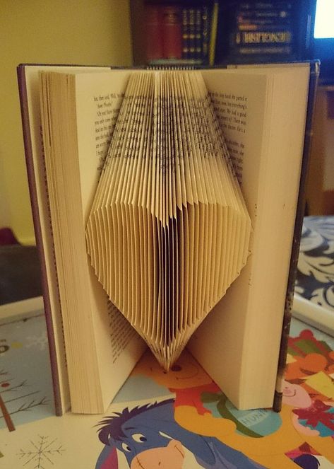 folded page book art tutorial! FINALLY. I feel bad knowing I'm gonna do this to a book. Book Art Tutorial, Craft Table Diy, Old Book Crafts, Recycled Books, Recycled Book, Folding Origami, Book Page Crafts, Book Folding Patterns, Folded Book Art