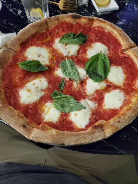 Pizza Margherita Aesthetic, Woodfire Pizza, Num Nom, Wood Fire Pizza, Food School, Pizza Aesthetic, Cute Pizza, Food Projects, Food Displays