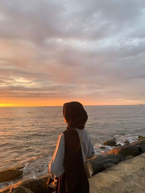 Beach Instagram Pictures, Beautiful Profile, Beautiful Profile Pictures, Olah Raga, Beach Instagram, Racun Shopee, Hijab Aesthetic, Hijabi Aesthetic, Muslimah Aesthetic