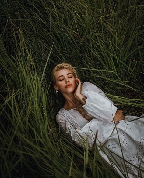 Fun Portraits, Female Portrait Poses, Poppy Fields, Portrait Shoot, Nature Photoshoot, Portrait Photography Women, Creative Portrait Photography, Summer Photoshoot, Outdoor Portraits