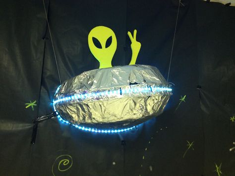 UFO made out of a baby pool Alien Door Decoration, 5th Grade Graduation, Galaxy Party, Night Decor, Office Halloween, Earth Space, Vbs 2024, Baby Pool, Halloween Party Themes