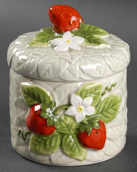 Slab Box Ceramics Ideas, Strawberry Pottery, Diy Seasonal Decor, Newspaper Crafts Diy, Clay Box, Strawberry Kitchen, Slab Ceramics, Clay Jar, Ceramic Box