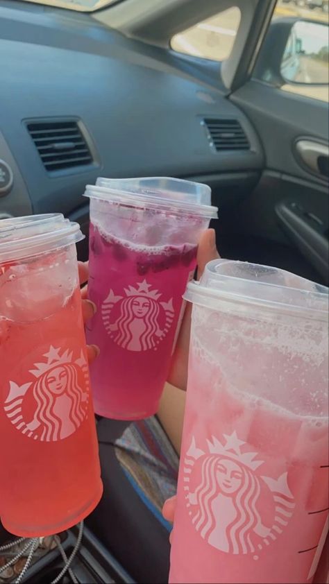 Iced Starbucks Drinks, Secret Starbucks Drinks, How To Order Starbucks, Starbucks Refreshers, Starbucks Secret Menu, Starbucks Drinks Recipes, Pink Starbucks, Pretty Drinks, Starbucks Recipes