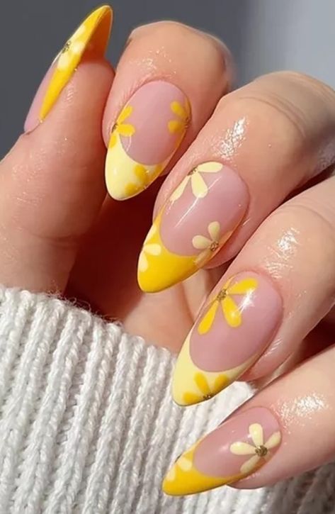 Yellow Themed Nails, Margarita Nails Design, Nails Margaritas, Yellow Flowers Nails, Yellow Bee Nails, Daffodil Nails, Yellow Nails Aesthetic, Yellow Daisy Nails, Yellow Nails With Flowers