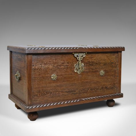 Trunk Makeover, Trunks For Sale, Antique Trunks, Wooden Trunk, Wood Carving Furniture, Wooden Trunks, Royal Furniture, Antique Trunk, Trunks And Chests