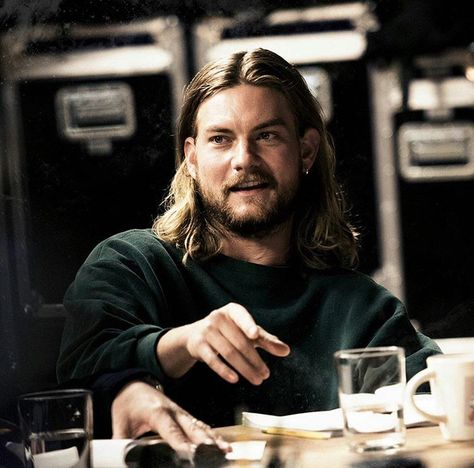 (@thechakeweary) en Instagram: "Yall gonna eat that?" Deran Cody, Jake Weary, Animal Kingdom Tnt, Destiel, Animal Kingdom, Favorite Celebrities, Movies And Tv Shows, Long Hair, No Instagram