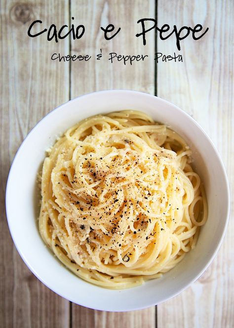 Cacio e Pepe Recipe - literally cheese and pepper. It only has 4 simple ingredients. I would bet that most of you have all the ingredients in your pantry right now! This only takes about 10 minutes from start to finish. It is a great side dish for a weeknight meal. It is so good that I could make a meal out of it! Pasta Side Dishes, Pasta Sides, Pepper Pasta, Plain Chicken, Pasta Dinners, Quesadillas, Easy Pasta, Week Meal Plan, Main Meals