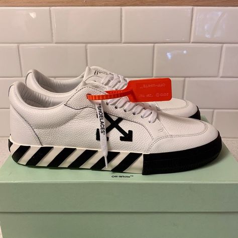 Off White Low Vulcanized Outfit, Off White Shoes Women, Vulcanized Sneakers, Orange Sneakers, Off White Shoes, Fresh Shoes, Cute Sneakers, White Sneakers Women, Hype Shoes