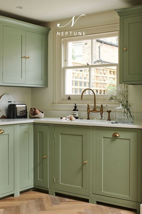 This kitchen by Neptune Fulham ticks all our boxes. A carefully considered layout, savvy storage solutions and all with personality aplenty. Our kitchen (and home) designers really can transform any space, and with our bespoke service, there’s never a nook too difficult to tackle. For more information about our design services, head on over to our website. You’ll find the story behind Izzy’s Suffolk kitchen there too. Neptune Kitchen, Kitchen Examples, Floating Kitchen Shelves, Modern Country Kitchens, Green Kitchen Cabinets, London Kitchen, Shaker Kitchen, Contemporary Bathrooms, Kitchen Reno