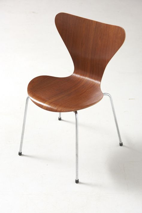 An early set Series 7 chairs in teak Arne Jacobsen — archive — Modest Furniture Jacobsen Chair, 50s Chairs, Series 7 Chair, Arne Jacobsen Chair, Eames Rocking Chair, Ant Chair, Modern Scandinavian Interior, 50s Design, Plywood Chair