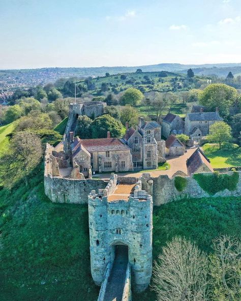 Carisbrooke Castle, Motte And Bailey Castle, Charles I, European Castles, King Edward, Apartment Architecture, Local Hero, Beautiful Sights, Medieval Castle