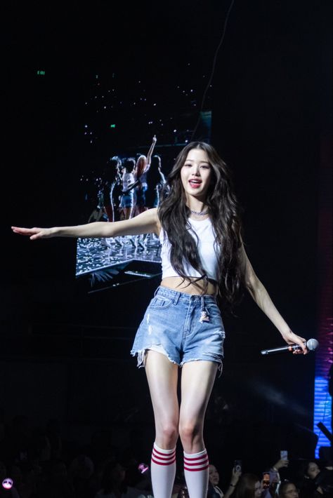 Jang wonyoung Wonyoung Body, Atmospheric Photo, Iz One Wonyoung, Sassy Outfit, Perfect Legs, Fandom Kpop, Girls Music, Perfect Figure, Ethereal Beauty