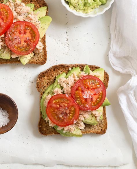 Tuna Avocado Toast with Tomato - a healthy. quick, and easy lunch that's packed with protein and good fats! from @andiemitchell Tuna Avocado Toast, Tuna Toast, Healthy Toast, Avocado Health Benefits, Tuna Avocado, Avocado Toast Recipe, Paleo Lunch, Easy Lunch, Avocado Recipes