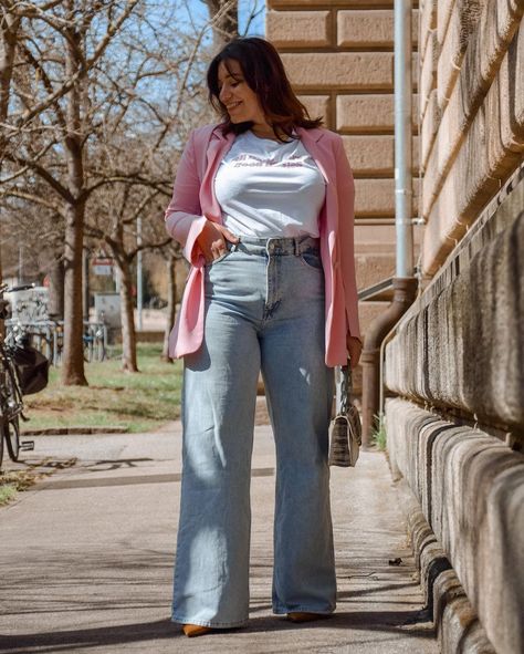 Serena - Curvy Style Inspo on Instagram: “Styling this shirt with this pink blazer and my fav wide leg jeans 💕😍🥰 Ein schönes verlängertes Wochenende euch! #lookoftheday #lotd…” Curvy Wide Leg Pants Outfit, Bootcut Pants Outfit, Virgo Outfits, Styling Wide Leg Jeans, Wide Leg Pant Outfit, Bootcut Jeans Outfit, Outfit Curvy, Country Outfit, Wide Leg Pants Outfit