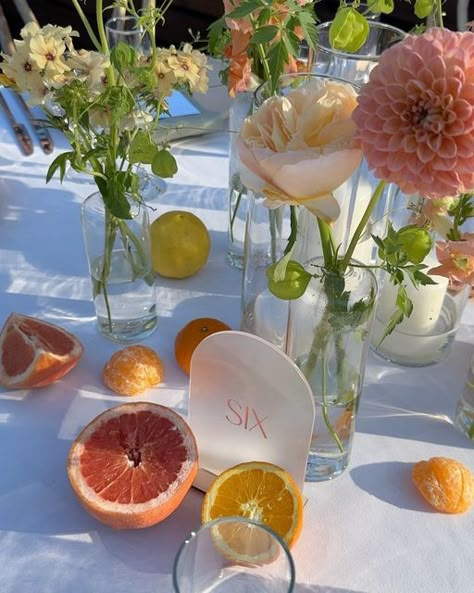 Mandy’s Garden Floral Design on Instagram: "Can't get over with this citrus wedding 💛🧡🍊🍋 Mountain Terrace: @mountainterrace Planner: @aboutusevents Photographer: @danyachenphoto Videographer: @last_light_weddings Florist: @mandy.floraldesigner Stationery: @jkdesigncal Cake: @pastryatelier_pq DJ & MC: @xxeventproductions @realsjkla Rentals: @standardeventrentals @theonicollection Linens: @bbjlatavola Photobooth: @photobooth_pixel HMUA: @beautybyjessiehoang #citrus #citruswedding #weddinginspi Summer Citrus Wedding Decor, Citrus Wedding Reception, Citrus Wildflower Wedding, Tablescape With Oranges, Grapefruit Wedding Decor, Citrus Table Decor, Citrus Wedding Decor, Citrus Wedding Theme, Mountain Terrace