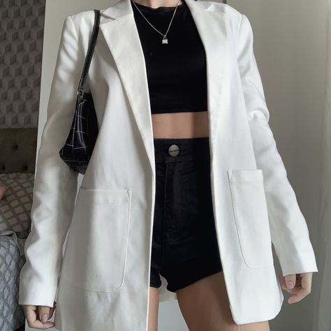 White Blazer Outfit Graduation, White Blazer Aesthetic Outfit, White Blazer Outfit Night Out, Outfits Saco Blanco, White Jacket Aesthetic, Outfit Saco Blanco, White Oversized Blazer Outfit, Outfits Con Blazer Blanco, Blazer Outfits Night Out