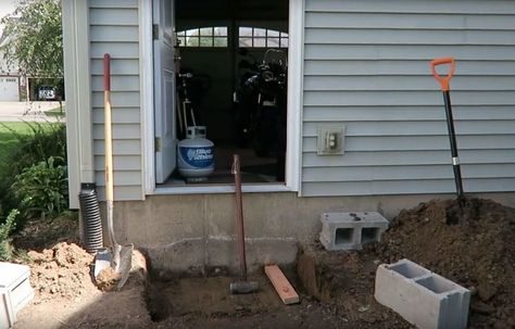 I needed some steps going out the back of the garage because the step down was very far. After scouring the internet on how to build regular steps and watching a ton of videos on YouTube, I figured there had to be an easier way. #diyhomedecor #steps #cind Cinder Block Steps, Cinder Block Ideas, Home Landscaping Ideas, Cinder Block Bench, Cinder Block Walls, Cat Patio, Patio Steps, Cinder Blocks, Flagstone Patio