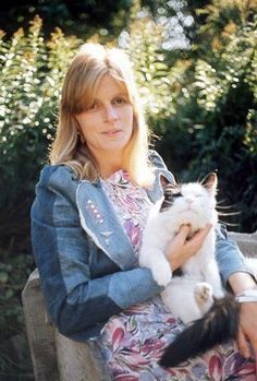 She And Her Cat, People With Cats, Linda Eastman, People And Cats, Celebrities With Cats, People With Pets, Paul And Linda, Beatles Girl, Famous Cats