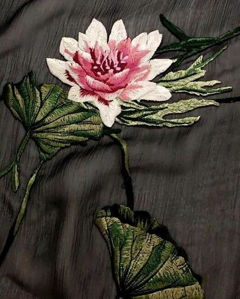 McQueen Lilly Embroidery, Water Lily Embroidery, Diy Embroidery Stitches, Threadwork Embroidery, Lily Embroidery, Water Lilly, Instagram Analytics, Emma Stone, Christina Aguilera