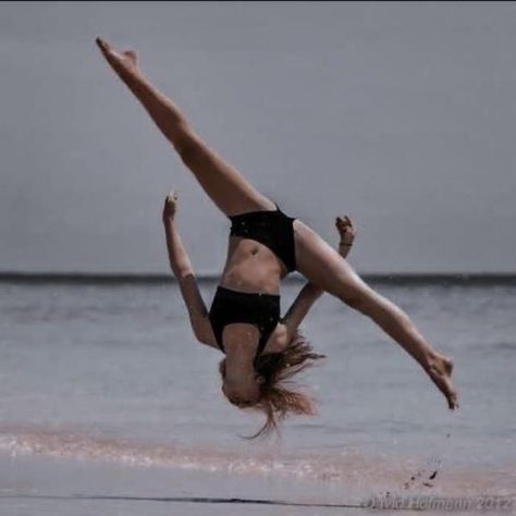 Aesthetic Gymnastics Pictures, Beach Gymnastics, Gymnastics Wallpaper, Aerial Gymnastics, Tumbling Gymnastics, Gymnastics Flexibility, Gymnastics Tricks, Get A Six Pack, Acro Dance