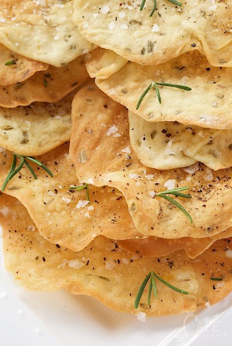 Rosemary Flatbread, Flatbread Crackers, Homemade Crackers, Lemon Rosemary, Cracker Recipes, Crumpets, Flatbread, Bagels, Appetizer Snacks