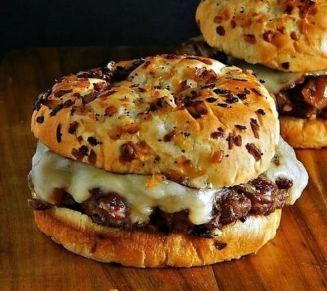 French Onion Soup Burgers Recipe With French Onion Soup, Onion Soup Burgers, Gourmet Burger, Best Burger Recipe, Onion Burger, Gourmet Burgers, Hamburger Recipes, Burger Recipe, Onion Soup Mix