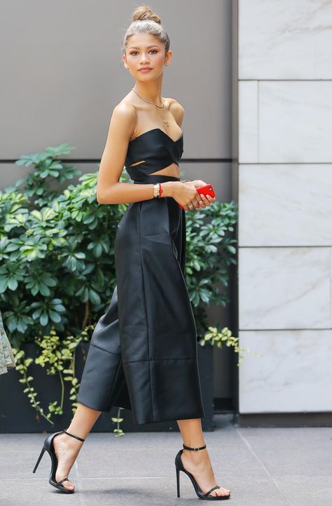 Zendaya looked radiant as she made her way about town rocking a Solace London jumpsuit. Mode Zendaya, Estilo Zendaya, Culottes Outfit, Minimalist Moda, Latest Summer Fashion, Zendaya Outfits, Zendaya Style, Chique Outfits, Kendall Jenner Outfits