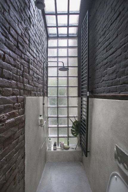 Brick Bathroom, Glass Blocks Wall, Old Apartments, Glass Brick, Elle Decoration, Bathroom Windows, Glass Block, Glass Bathroom, Glass Blocks