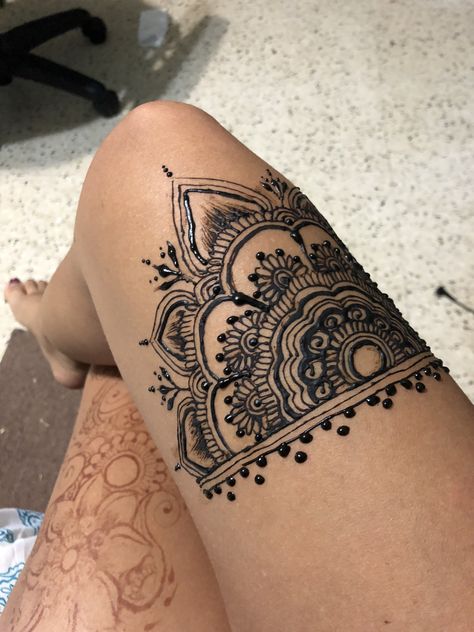 Tattoo Designs On Thigh, Henna Leg Tattoo, Thigh Henna, Small Henna Tattoos, Henna Tattoo Design, Cute Henna Designs, Cute Henna Tattoos, Henna Style Tattoos, Jagua Henna