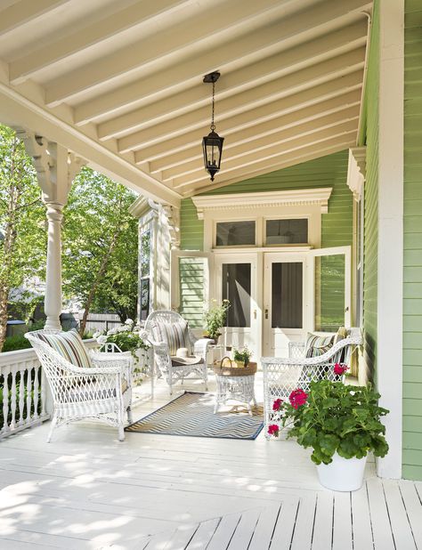 This Old House — BRIGHT + AIRY REHAB FOR A ONCE-GLOOMY VICTORIAN... Modern Farmhouse Porch, Jamestown Ny, Koti Diy, Building A Porch, Farmhouse Front Porches, Farmhouse Porch, House With Porch, Front Porch Decorating, White Wicker