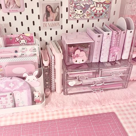 #aesthetic #desk #desksetup #pink #mymelody #wishmemell #twice #nayeon #kpop Pink Kpop Bedroom, Pink Aesthetic Rooms, K Pop Desk Ideas, Pink Desk Set Up, Pink Room Aesthetic Ideas, Room Ideas Aesthetic Desk, Pink Desk Ideas, Cute Study Desk, Coquette Desk Aesthetic