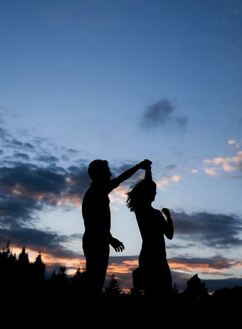 Couples Dancing Together, Cute Dancing Couples, Slow Dancing Couples Romantic, Sunset Dance Photography, Running Together Aesthetic, Dancing Silhouette Aesthetic, Couples Dance Aesthetic, Bachata Dance Aesthetic, Aesthetic Couple Dancing