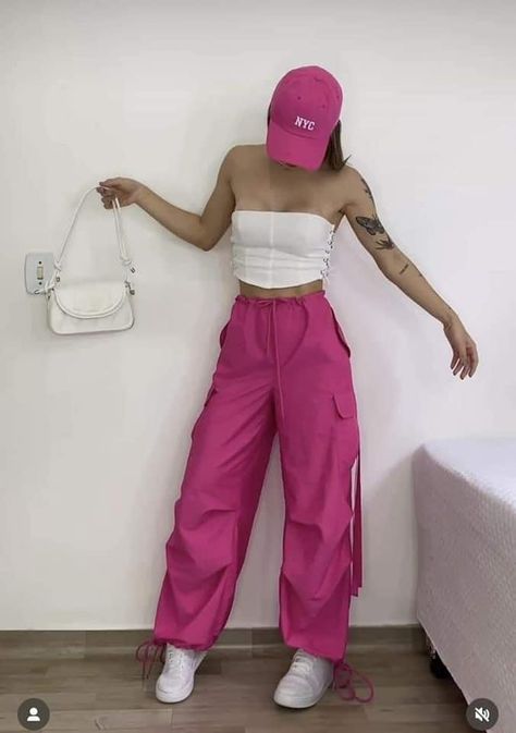 Pink Urban Outfit, Pink Friday Tour Outfits, Pink Cargo Pants Outfits Winter, Pink Sporty Outfits, Pink Cargo Outfit, Pink Parachute Pants Outfit, Outfits Con Cargo Pants, Pantalon Rosa Outfit, Concert Outfit Ideas Pink