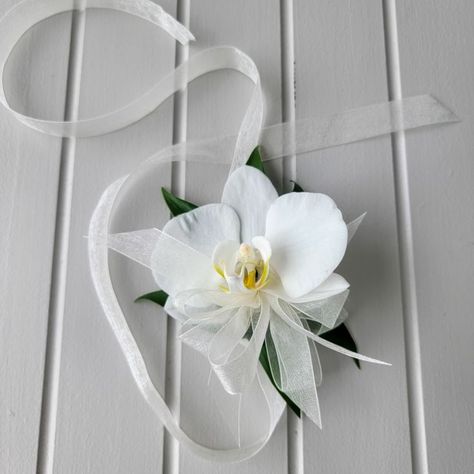 This petit orchid corsage is perfect for those who want something simple and elegant. Orchid Corsage, Orchid Corsages, Simple Wedding Bouquets, Corsage Prom, Bali Wedding, Wrist Corsage, Wedding Decor Elegant, Bridal Bracelet, Bridal Flowers