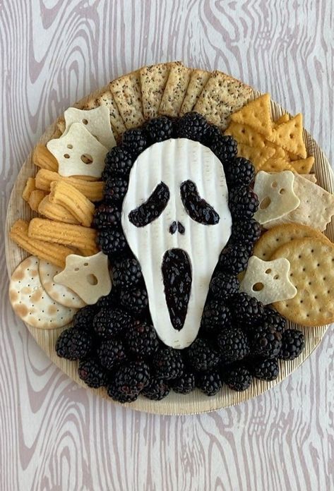 Scream Charcuterie Board👻... - Smart School House Charcuterie Bored, Bored Ideas, Halloween Charcuterie, Spooky Snacks, Halloween Party Snacks, Halloween Fest, Dollar Tree Halloween, Fun Halloween Food, Halloween Food Treats