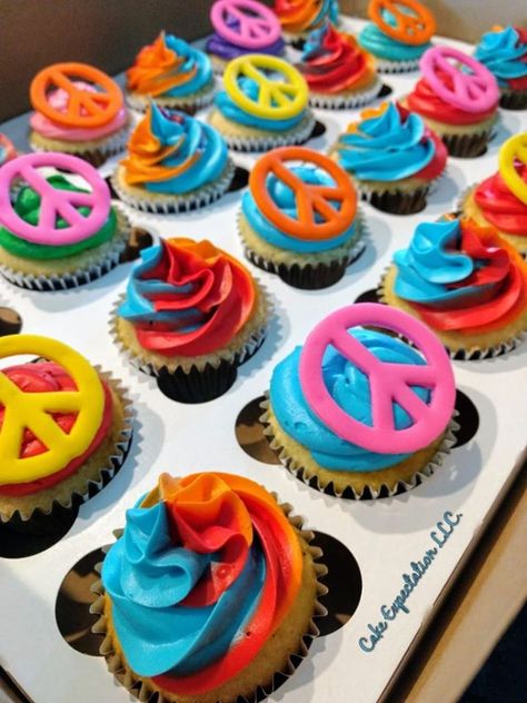 70s Party Desserts, 70s Cupcakes, Groovy Cupcakes Ideas, Hippie Cupcakes, Cupcake Icing Designs, Bday Cupcakes, 70s Birthday, Icing Designs, 2000s Theme