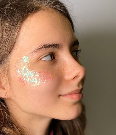 Glitter Face Paint, Coachella Makeup, Black Gel Nails, Festival Makeup Glitter, Glitter Makeup Looks, Sparkly Makeup, Rhinestone Makeup, Cheek Makeup, Glitter Face