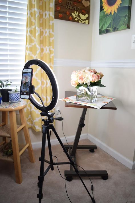 mini home photo studio setup with a portable smartphone ring light setup and a rolling tablle Mini Studio Setup, Mini Studio Ideas, Studio Mini, Mini Studio, Mini Home Studio Photography, Photography Studio Setup Business, Portable Photography Studio, Mini Studio Photography, Studio Equipment Photography