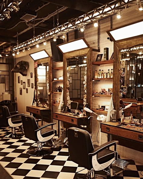 90s Barber Shop, Unique Barbershop Ideas, Traditional Barber Shop, Barbershop Mirror Ideas, Old School Barbershop, Vintage Barbershop Aesthetic, Vintage Barber Shop Aesthetic, Barbershop Lighting Ideas, Vintage Barbershop Decor