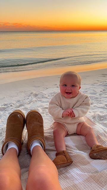 Beach Baby Aesthetic, Babies At The Beach, Beach With Baby, Baby At The Beach, Baby Beach Photos, Fam Goals, Beach Babies, Baby Vacation, Summer Newborn