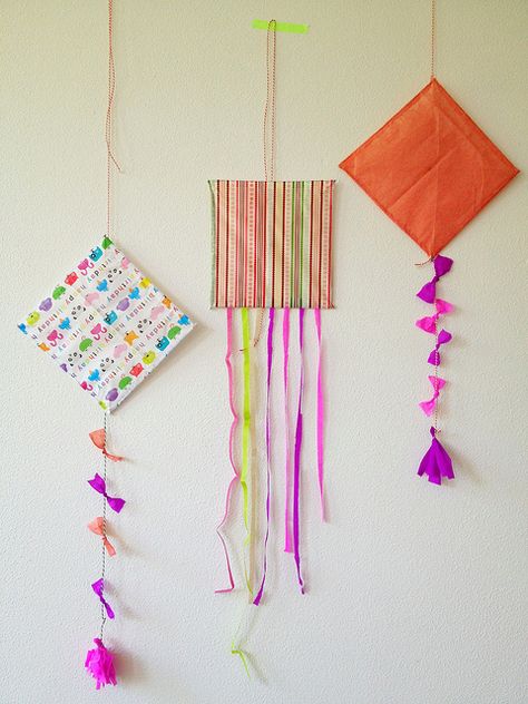 Kites Diy, Kite Decoration, Diy Kite, Messy Crafts, Sensory Crafts, Wall Art Crafts, Makar Sankranti, Wall Hanging Crafts, Crafty Kids