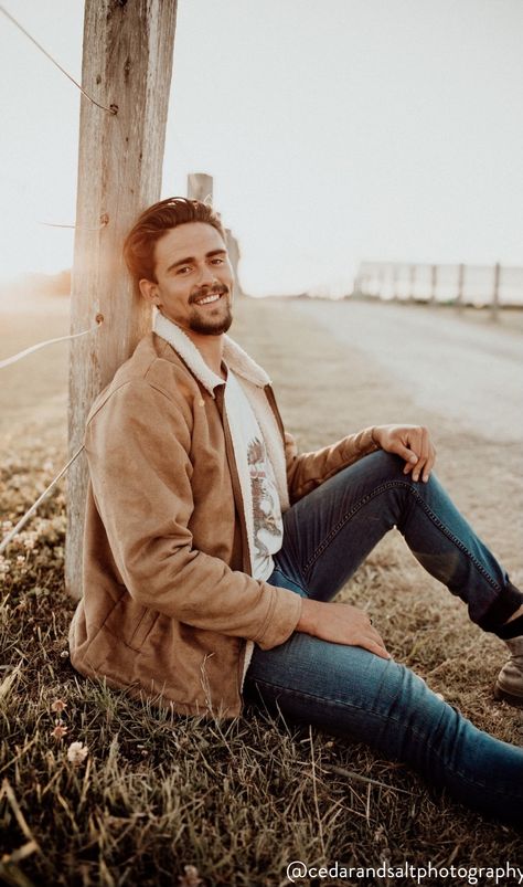 Single Guy Photoshoot, Western Guy Photoshoot, Senior Picture Ideas Western Guys, Teen Boy Photoshooting, Country Guy Senior Pictures, Country Boy Photoshoot, Masculine Senior Pictures, Senior Guy Photos, Male Senior Poses