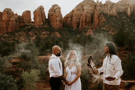 Love this unique and traditional Native American wedding ceremony for this elopement in the beautiful red rocks of Sedona! Photo by Erika Greene Photography. Click to see the full blog post of this elopement. Native American Wedding Traditions, American Wedding Traditions, Navajo Wedding, Sedona Elopement, Native American Wedding, Pagan Wedding, Magic Day, Wedding Traditions, Wedding Rituals