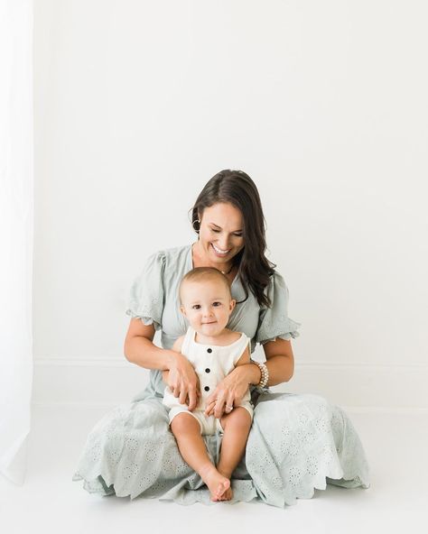 Baton Rouge Photographer on Instagram: “Mommy and Me Sessions have my ❤️  . . Mom’s dress provided by studio wardrobe Makeup: @maysmention  . . #msp_inthestudio…” Studio Mommy And Me Session, Mothers Day Gifts Toddlers, Motherhood Minis, Mom Photoshoot, Mothers Day Photoshoot, Mommy And Me Poses, Mother And Child Pictures, Bed Poses, Studio Mini Sessions